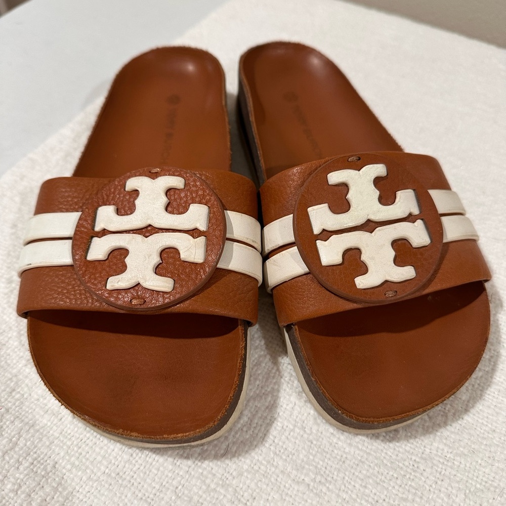 Tory Burch Tan and Cream Logo Slides Size 6